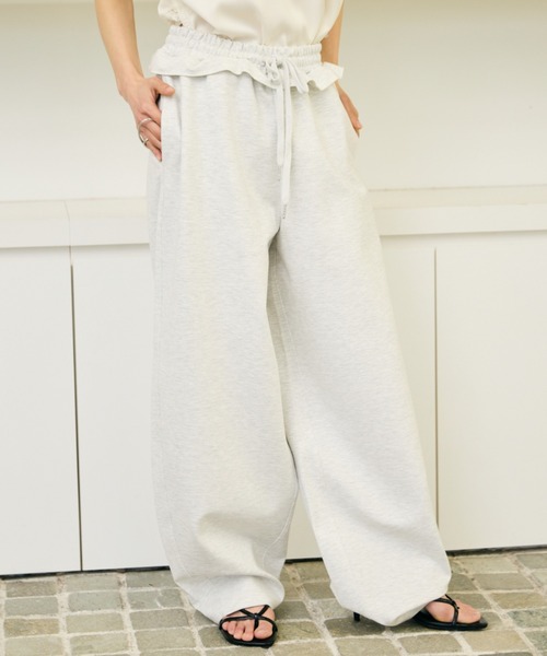 AIC.(エーアイシー)の「フリルデザインスウェットバレルパンツ(スウェットパンツ・レディース・ライトグレー/グレー・FREE)」の2枚目の写真