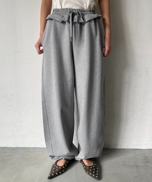 AIC.(エーアイシー)の「フリルデザインスウェットバレルパンツ(スウェットパンツ・レディース・ライトグレー/グレー・FREE)」の4枚目の写真