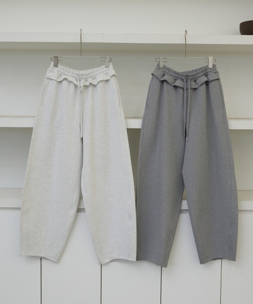 AIC.(エーアイシー)の「フリルデザインスウェットバレルパンツ(スウェットパンツ・レディース・ライトグレー/グレー・FREE)」の3枚目の写真