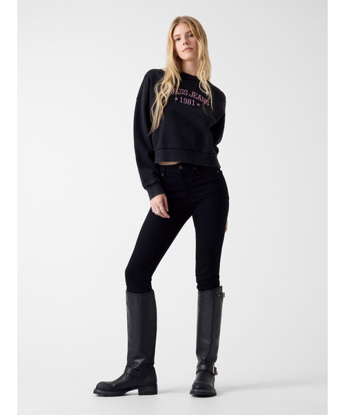 GUESS JEANS（ゲスジーンズ）の「GUESS JEANS Drop Shoulder Emb Cropped Crew スウェット  （スウェット・レディース・ブラック・MEDIUM/SMALL/X-SMALL/LARGE）」の4枚目の写真