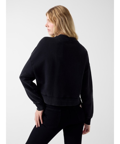 GUESS JEANS（ゲスジーンズ）の「GUESS JEANS Drop Shoulder Emb Cropped Crew スウェット  （スウェット・レディース・ブラック・MEDIUM/SMALL/X-SMALL/LARGE）」の2枚目の写真