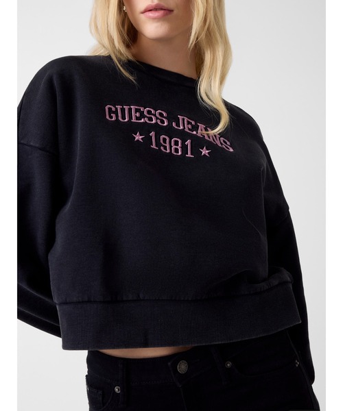 GUESS JEANS（ゲスジーンズ）の「GUESS JEANS Drop Shoulder Emb Cropped Crew スウェット  （スウェット・レディース・ブラック・MEDIUM/SMALL/X-SMALL/LARGE）」の3枚目の写真