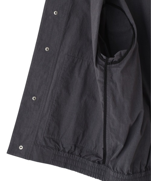 MHL.（エムエイチエル）の「COTTON NYLON PLAINWEAVE（ブルゾン・メンズ・グレー/インディゴブルー・MEDIUM/LARGE）」の6枚目の写真