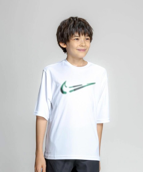 NIKE(ナイキ)の「NIKE/ナイキ キッズ 水着 ラッシュガード 半袖 Tシャツ UVカット スプレースウッシュ ハイドロガード NESSG828(ラッシュガード・キッズ・ライトグリーン/ブラック/ホワイト・140cm/130cm/160cm/150cm)」の2枚目の写真