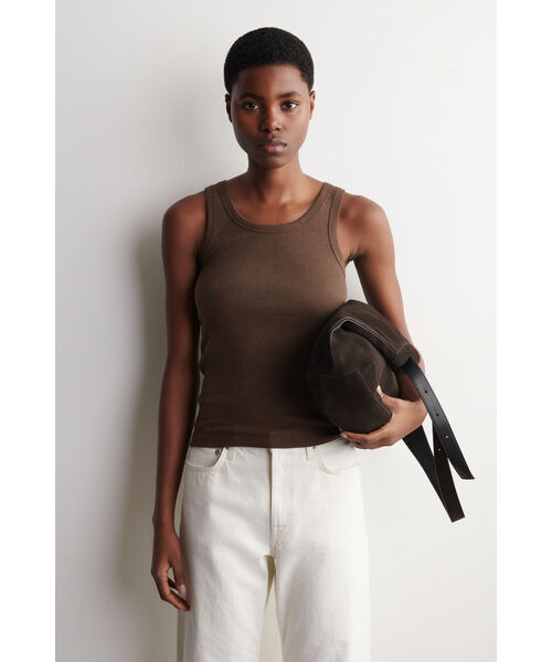 COS(コス)の「リブ編みコットンタンクトップ(タンクトップ・レディース・ホワイト系/ブラック/ベージュ系その他/ホワイト×グリーン/ブラウン系その他・XS/36/38/L/M)」の4枚目の写真