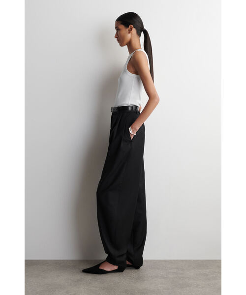 COS(コス)の「リブ編みコットンタンクトップ(タンクトップ・レディース・ホワイト系/ブラック/ベージュ系その他/ホワイト×グリーン/ブラウン系その他・XS/36/38/L/M)」の6枚目の写真