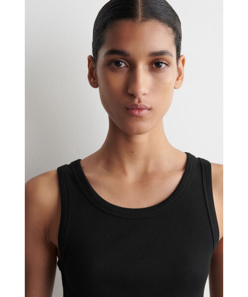 COS(コス)の「リブ編みコットンタンクトップ(タンクトップ・レディース・ホワイト系/ブラック/ベージュ系その他/ホワイト×グリーン/ブラウン系その他・XS/36/38/L/M)」の14枚目の写真