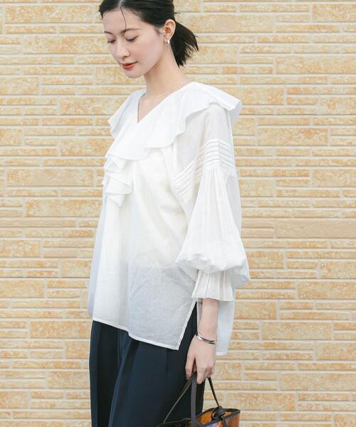 URBAN RESEARCH（アーバンリサーチ）の「『一部WEB限定カラー』コットンボイルラッフルブラウス（シャツ/ブラウス・レディース・ブラウン/イエロー/ブルー系その他/オフホワイト・FREE）」の7枚目の写真