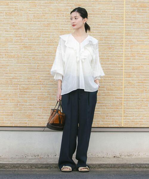 URBAN RESEARCH（アーバンリサーチ）の「『一部WEB限定カラー』コットンボイルラッフルブラウス（シャツ/ブラウス・レディース・ブラウン/イエロー/ブルー系その他/オフホワイト・FREE）」の9枚目の写真