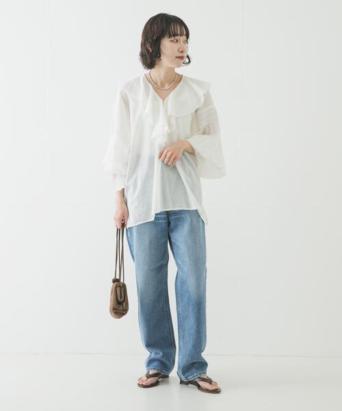 URBAN RESEARCH（アーバンリサーチ）の「『一部WEB限定カラー』コットンボイルラッフルブラウス（シャツ/ブラウス・レディース・ブラウン/イエロー/ブルー系その他/オフホワイト・FREE）」の11枚目の写真