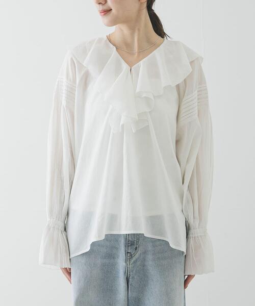 URBAN RESEARCH（アーバンリサーチ）の「『一部WEB限定カラー』コットンボイルラッフルブラウス（シャツ/ブラウス・レディース・ブラウン/イエロー/ブルー系その他/オフホワイト・FREE）」の12枚目の写真