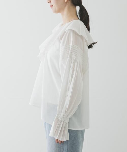 URBAN RESEARCH（アーバンリサーチ）の「『一部WEB限定カラー』コットンボイルラッフルブラウス（シャツ/ブラウス・レディース・ブラウン/イエロー/ブルー系その他/オフホワイト・FREE）」の13枚目の写真