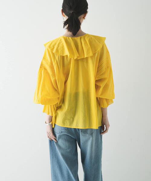 URBAN RESEARCH（アーバンリサーチ）の「『一部WEB限定カラー』コットンボイルラッフルブラウス（シャツ/ブラウス・レディース・ブラウン/イエロー/ブルー系その他/オフホワイト・FREE）」の20枚目の写真