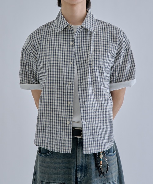 EPNK(イーピーエヌケー)の「Cropped Seersucker check Shirt / クロップドシアサッカーチェックシャツ(シャツ/ブラウス・メンズ・ブラック/サックスブルー/アイボリー・SMALL/MEDIUM/LARGE)」の4枚目の写真
