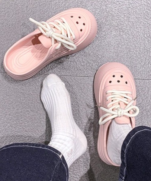 Vipoa（ヴィポア）の「Laceup slipon Crocs（サンダル・レディース・ホワイト/ブラック/ピンク・MEDIUM/SMALL/LARGE）」の3枚目の写真