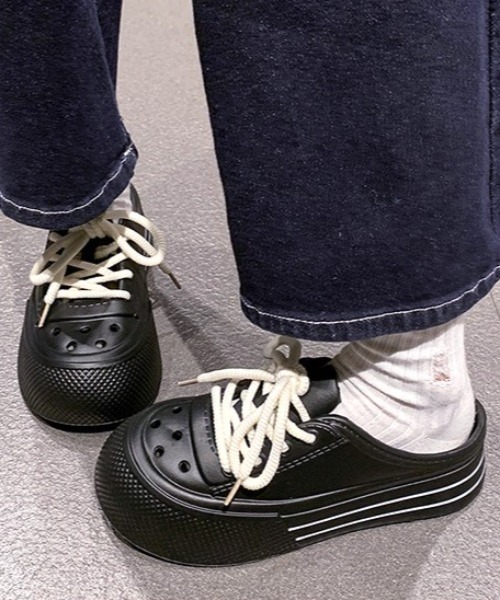 Vipoa（ヴィポア）の「Laceup slipon Crocs（サンダル・レディース・ホワイト/ブラック/ピンク・MEDIUM/SMALL/LARGE）」の6枚目の写真