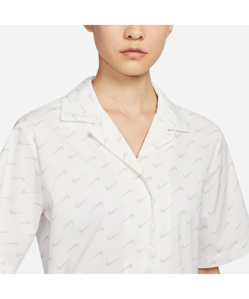NIKE(ナイキ)の「NIKE/ナイキ AS W NSW MOD WVN SS TOP(シャツ/ブラウス・レディース・ホワイト/ブルー・S/XL/XS/M)」の5枚目の写真