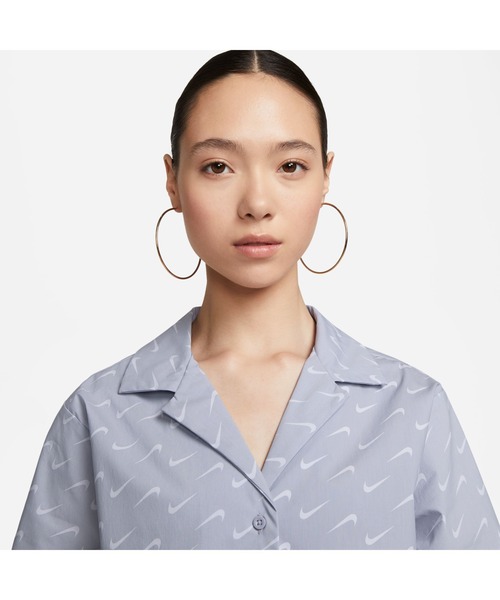 NIKE(ナイキ)の「NIKE/ナイキ AS W NSW MOD WVN SS TOP(シャツ/ブラウス・レディース・ホワイト/ブルー・S/XL/XS/M)」の7枚目の写真