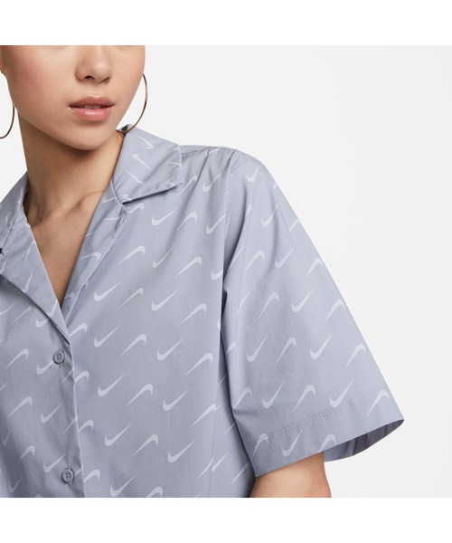 NIKE(ナイキ)の「NIKE/ナイキ AS W NSW MOD WVN SS TOP(シャツ/ブラウス・レディース・ホワイト/ブルー・S/XL/XS/M)」の8枚目の写真