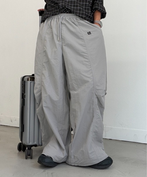 UNDERSTATEMENTs(アンダーステイトメント)の「【ユニセックス】ワンポイント刺繍ナイロンパンツ/セットアップ着用可(その他パンツ・メンズ・ブラック/アイボリー/ブラウン/グレー・SMALL/MEDIUM/LARGE)」の1枚目の写真