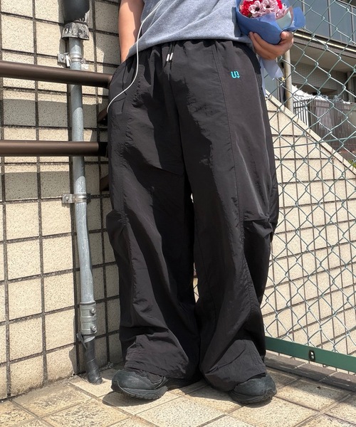 UNDERSTATEMENTs(アンダーステイトメント)の「【ユニセックス】ワンポイント刺繍ナイロンパンツ/セットアップ着用可(その他パンツ・メンズ・ブラック/アイボリー/ブラウン/グレー・SMALL/MEDIUM/LARGE)」の3枚目の写真