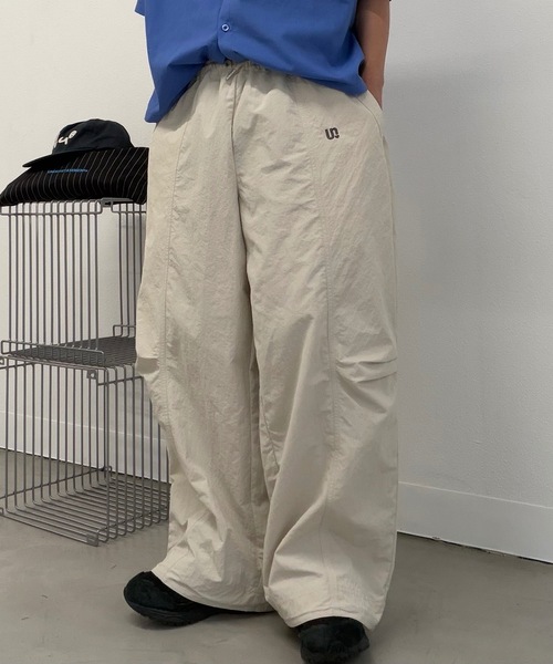 UNDERSTATEMENTs(アンダーステイトメント)の「【ユニセックス】ワンポイント刺繍ナイロンパンツ/セットアップ着用可(その他パンツ・メンズ・ブラック/アイボリー/ブラウン/グレー・SMALL/MEDIUM/LARGE)」の6枚目の写真