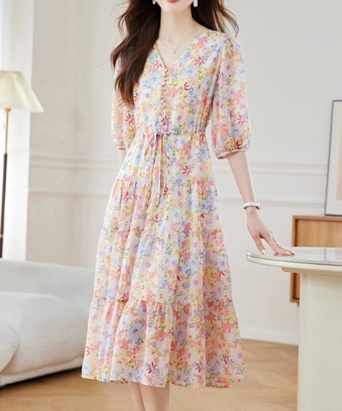 LUCPY(ラクピー)の「カラーフラワーティアードワンピース(ワンピース・レディース・ピンク・SMALL/MEDIUM/LARGE/X-LARGE)」の2枚目の写真