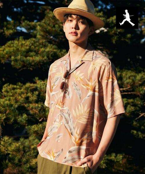 TAKEO KIKUCHI(タケオキクチ)の「【BOWLER HAT LABEL】トロピカルフローラル レーヨンシャツ(シャツ/ブラウス・メンズ・ベージュ系/ブラック系・03/02)」の3枚目の写真
