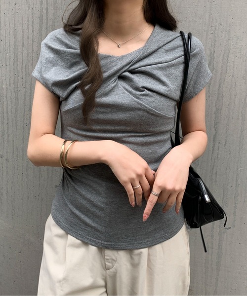 Maison Calme(メゾンカルム)の「【26年春夏新作】フロントツイストシャーリングコンパクトカットソー(Tシャツ/カットソー・レディース・ホワイト/グレー/ブラック・F)」の5枚目の写真