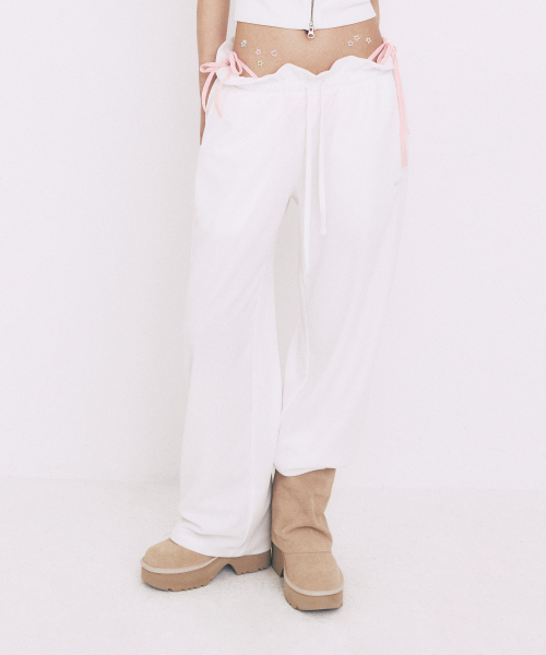 YOUHEE(ユヒ)の「FRILL BANDING WIDE PANTS_WHITE(スウェットパンツ・レディース・その他・FREE)」の1枚目の写真
