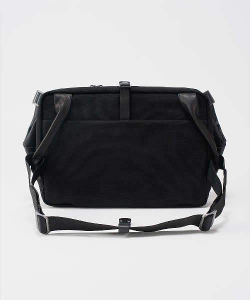 Cote&Ciel(コートエシエル)の「【cote&ciel/コートエシエル】 Riss Coated Canvas Black(ショルダーバッグ・メンズ・ブラック・FREE)」の3枚目の写真