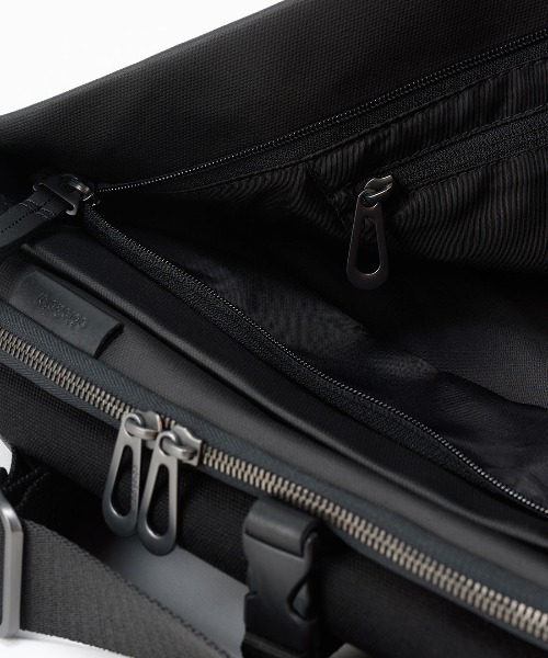 Cote&Ciel(コートエシエル)の「【cote&ciel/コートエシエル】 Riss Coated Canvas Black(ショルダーバッグ・メンズ・ブラック・FREE)」の6枚目の写真