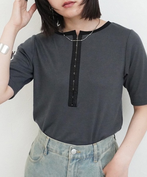 SELECT LEVERY(セレクトリベリー)の「配色ヘンリーネックTシャツ(Tシャツ/カットソー・レディース・チャコール/アイボリー/モカ/ブラック・MEDIUM)」の4枚目の写真