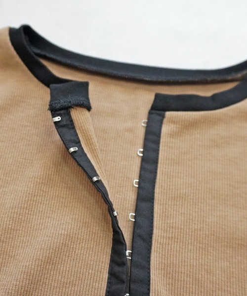 SELECT LEVERY(セレクトリベリー)の「配色ヘンリーネックTシャツ(Tシャツ/カットソー・レディース・チャコール/アイボリー/モカ/ブラック・MEDIUM)」の8枚目の写真