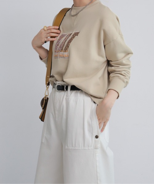 NOMBRE IMPAIR（ノンブルアンペール）の「ロゴワッペン付き裏毛　クルーネックプルオーバー（Tシャツ/カットソー・レディース・ベージュ/キャメル・FREE）」の3枚目の写真