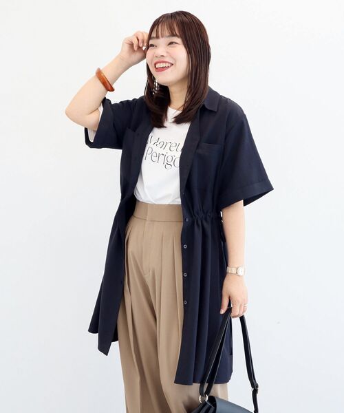 Green Parks(グリーンパークス)の「ウエストリボンミディ丈ワンピース(シャツワンピース・レディース・ベージュ/グリーン系その他3/ブルー系その他6/ブラック/ブラウン系その他4・FREE)」の2枚目の写真
