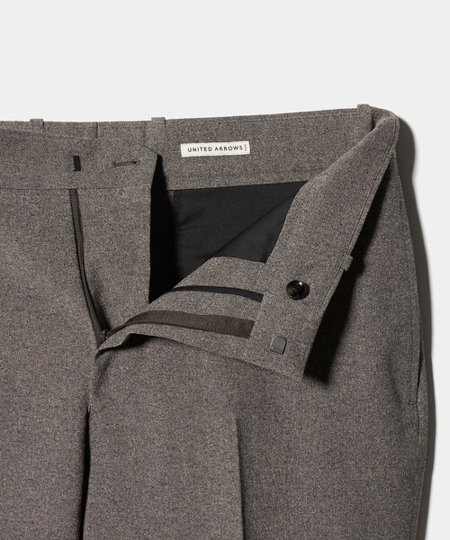 UNITED ARROWS(ユナイテッドアローズ)の「ポリエステル リネンライク セミフレアトラウザーズ(スラックス・メンズ・モカ/ダークグレー・L/M/S/XL)」の22枚目の写真
