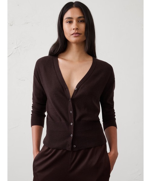 BANANA REPUBLIC FACTORY STORE（バナナリパブリック ファクトリーストア）の「BANANA REPUBLIC FACTORY STORE　　メリノウール Vネッククロップドカーディガン（カーディガン/ボレロ・レディース・グレー/ワイン/チャコールグレー/キャメル・M/L/XS/S）」の2枚目の写真