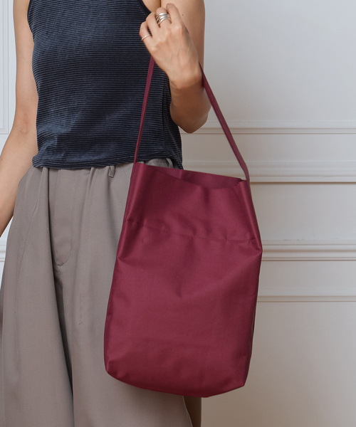 IENA LA BOUCLE（イエナラブークル）の「《防水》KAAN カーン MIDI BUCKET トート K-BTMW-SAN/ AZU/ MWCB（トートバッグ・レディース・ウッド/レッド/ベージュ・FREE）」の3枚目の写真