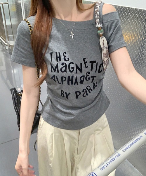 Girly Doll(ガーリードール)の「ワンショルダーロゴプリントTシャツ(Tシャツ/カットソー・レディース・グレー/ホワイト・FREE)」の2枚目の写真