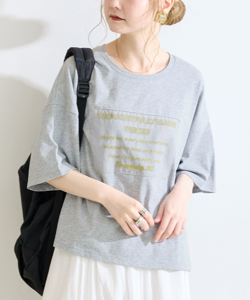B.C STOCK(ベーセーストック)の「手洗い可 / ハーフスリーブオーガンジーロゴ刺繍TEE(Tシャツ/カットソー・レディース・ブラウン/ブラック/ライトグレー・FREE)」の2枚目の写真