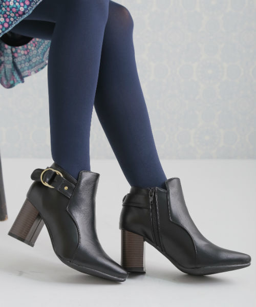 Noubel Voug Relax（ヌーベルヴォーグリラックス）の「Noubel Voug Relax(ヌーベル　ヴォーグ リラックス)/ポインテッドトゥチャンキーヒールショートブーツ（ブーツ・レディース・ブラック/カーキ/ダークブラウン・L/LL/M/S）」の2枚目の写真