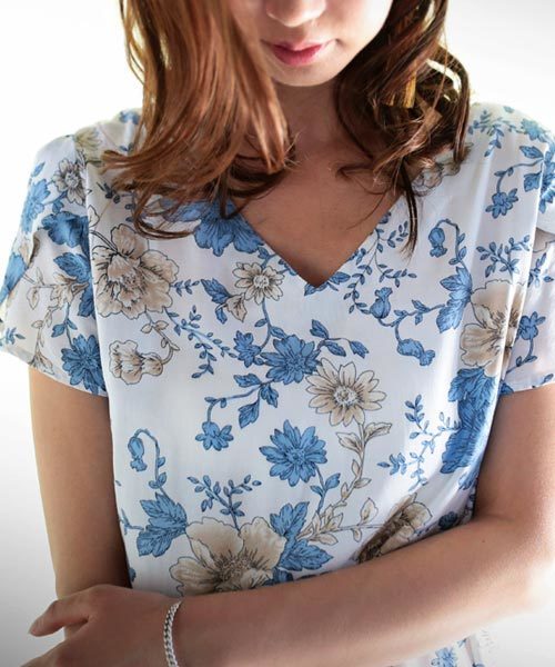 antiqua（アンティカ）の「花柄デザイントップス（Tシャツ/カットソー・レディース・ブルー系その他/ホワイト系その他・FREE）」の2枚目の写真