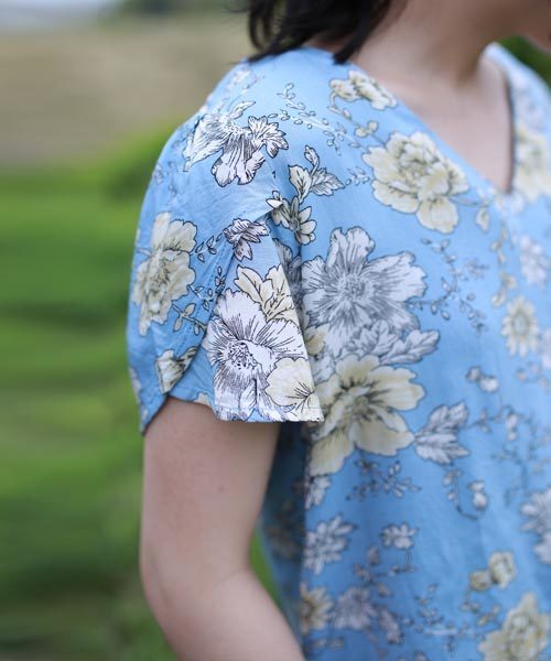 antiqua（アンティカ）の「花柄デザイントップス（Tシャツ/カットソー・レディース・ブルー系その他/ホワイト系その他・FREE）」の3枚目の写真