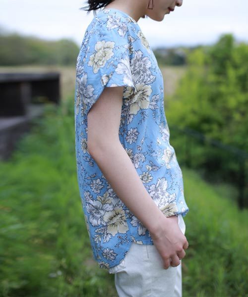 antiqua（アンティカ）の「花柄デザイントップス（Tシャツ/カットソー・レディース・ブルー系その他/ホワイト系その他・FREE）」の4枚目の写真