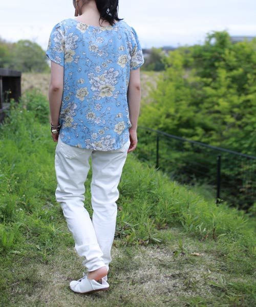 antiqua（アンティカ）の「花柄デザイントップス（Tシャツ/カットソー・レディース・ブルー系その他/ホワイト系その他・FREE）」の6枚目の写真
