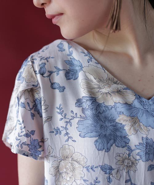 antiqua（アンティカ）の「花柄デザイントップス（Tシャツ/カットソー・レディース・ブルー系その他/ホワイト系その他・FREE）」の9枚目の写真