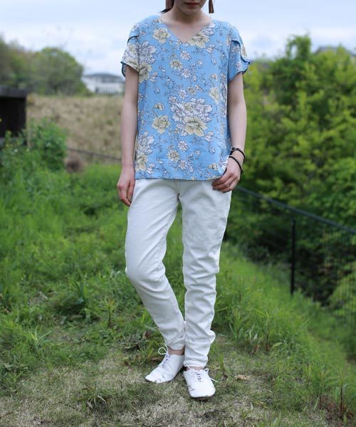 antiqua（アンティカ）の「花柄デザイントップス（Tシャツ/カットソー・レディース・ブルー系その他/ホワイト系その他・FREE）」の5枚目の写真