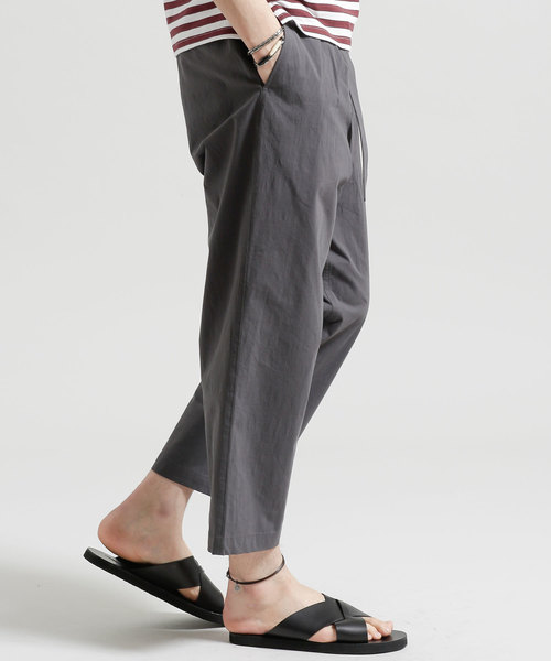 NANO universe（ナノユニバース）の「ベルテッドタックパンツ（スラックス・メンズ・カーキ/チャコール・LARGE/MEDIUM/SMALL）」の3枚目の写真