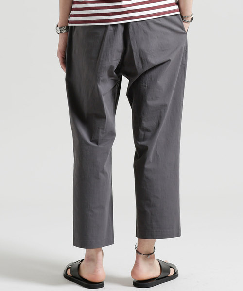 NANO universe（ナノユニバース）の「ベルテッドタックパンツ（スラックス・メンズ・カーキ/チャコール・LARGE/MEDIUM/SMALL）」の5枚目の写真